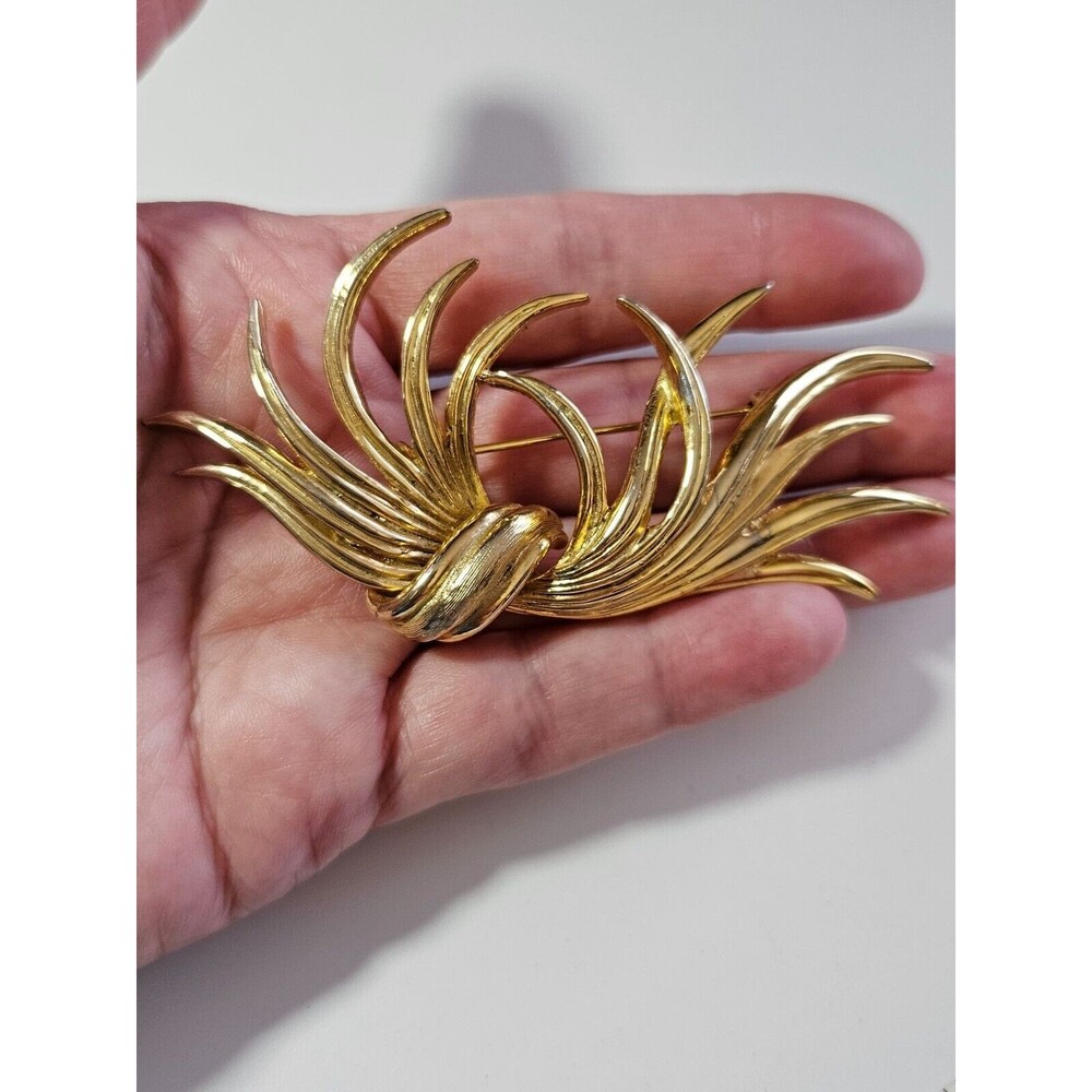 Boucher vintage gold tone brooch